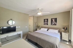 Room - Townhouse BBQ large patio walking Puerto Banus (Marbella)