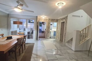 Dining - Townhouse BBQ large patio walking Puerto Banus (Marbella)