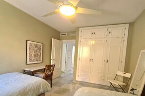 4 bedrooms, iron/ironing board, WiFi, bed sheets - Townhouse BBQ large patio walking Puerto Banus (Marbella)