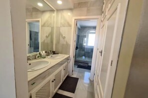 Hair dryer, towels, soap, toilet paper - Townhouse BBQ large patio walking Puerto Banus (Marbella)