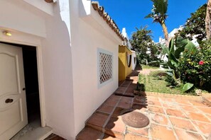 Exterior detail - Townhouse BBQ large patio walking Puerto Banus (Marbella)