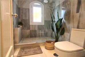 Hair dryer, towels, soap, toilet paper - Townhouse BBQ large patio walking Puerto Banus (Marbella)