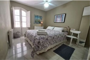 4 bedrooms, iron/ironing board, WiFi, bed sheets - Townhouse BBQ large patio walking Puerto Banus (Marbella)