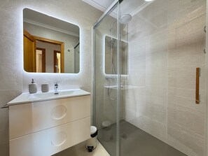 Shower, hair dryer, bidet, towels - Alq 373 Villa Casanova (Calpe)