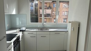 Private kitchen - Stylish 2-Bedroom Apartment with Stunning Views of Zurich - Tilia 41 (Zürich)