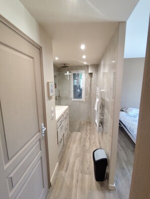 4 chambres, fer et planche à repasser, lit de bébé portatif