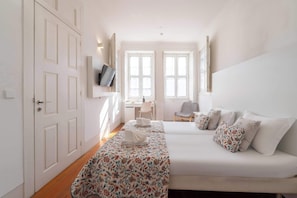 A hotel room with a bed, a desk, a chair, and a TV on the wall. - Porto Lounge Hostel - 8 Private Room | Terrace (Porto)