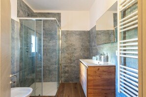 Shower, hair dryer, bidet, towels - Ligurian mansion with vaults, sea-view terrace and garden near Dolcedo (Costa Carnara)