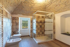 Een douche, een haardroger, een bidet, handdoeken