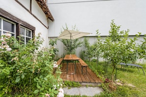 Outdoor dining - Spacious 60 m² Apartment with Shared Garden & Wi-Fi in Emmendingen (Emmendingen)