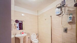 Un bany amb rentapla, vàter i plat de dutxa.