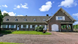 A brick building with a tiled roof, a covered porch, and a paved driveway. - La Bulle Mathusalem Guest Room on the Opal Coast, 8 km from Berck, 15 km from Le Touquet (Verton)