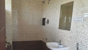 Une salle de bain avec une baignoire, un lavabo, des toilettes et un miroir.