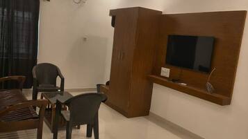 Egyptian cotton sheets, premium bedding, desk, free WiFi