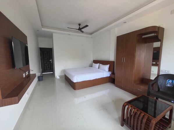 Habitación estándar | Sábanas de algodón egipcio, ropa de cama de alta calidad y escritorio 