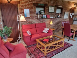 Living area - La Bulle Chambre Magnum Guest Room with Shared Garden and Wi-Fi (Verton)