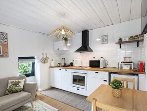 Fridge, microwave, oven, stovetop - Holiday Home 'Casinha Do Riacho Loureda' with Mountain View, Wi-Fi & Air Conditioning (Loureda)
