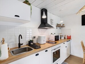 Een koelkast, een magnetron, een oven, een kookplaat