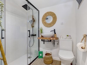 Douche, séchoir à cheveux, serviettes fournies