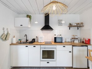 Fridge, microwave, oven, stovetop - Holiday Home 'Casinha Do Riacho Loureda' with Mountain View, Wi-Fi & Air Conditioning (Loureda)