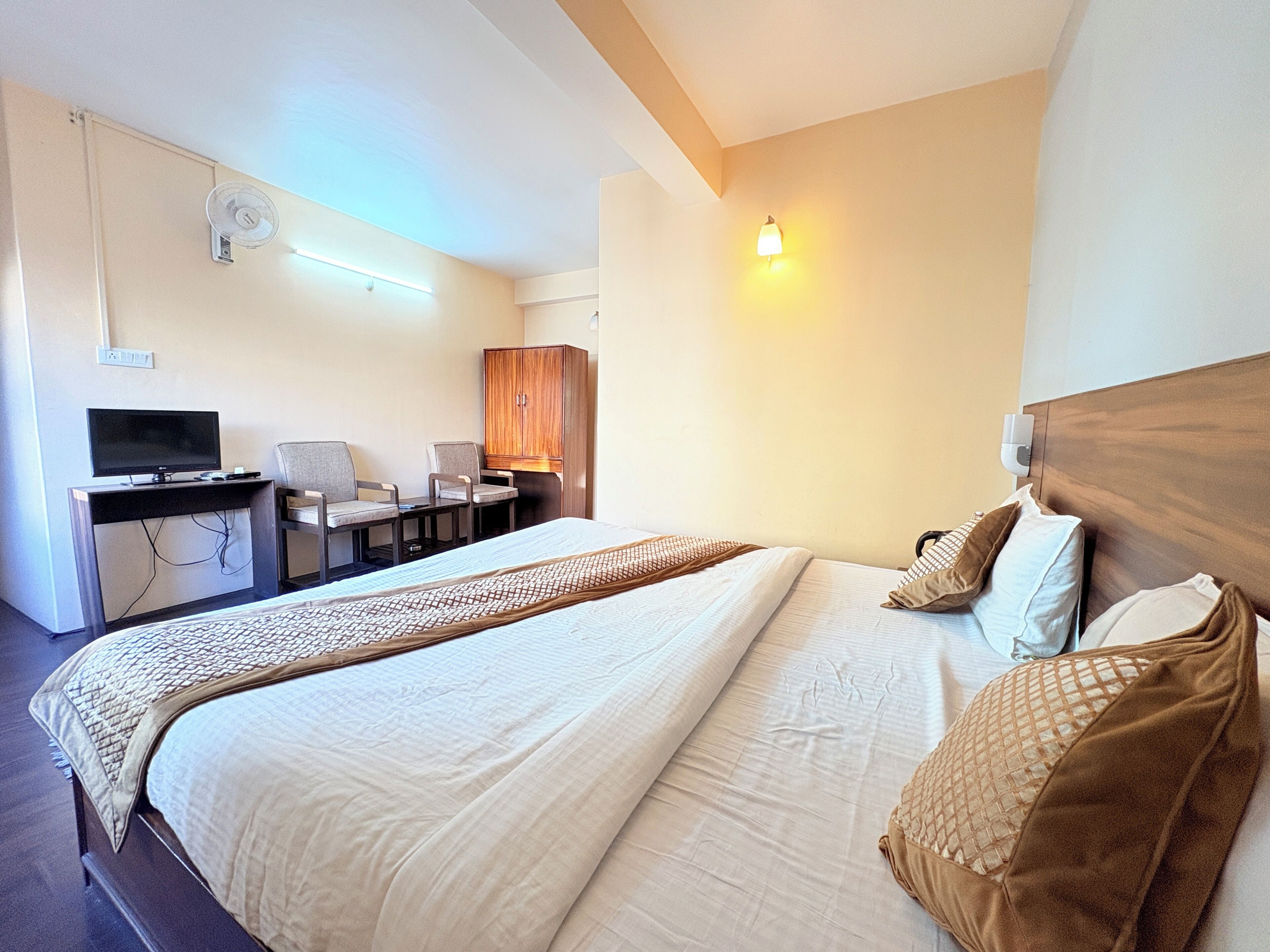 Classic Double Room, City View | Desk, free WiFi