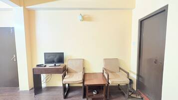 Classic Triple Room, City View | Desk, soundproofing, free WiFi