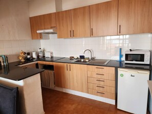 Fridge, microwave, coffee/tea maker, electric kettle - 3.6 - Charming sea view apartment - Pl Fornells (Fornells)