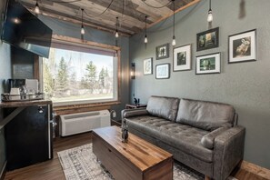 Loveseat, coffee table and mini fridge - Queen Room | Edgar Allan Poe Theme | Free Parking (Prescott)