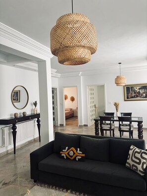 Apartment, 2 Schlafzimmer, Raucher, Stadtblick | Wohnzimmer