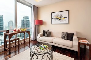 Smart TV - 2 Bed Serviced Superior SkyVilla (Krung Thep Maha Nakhon)