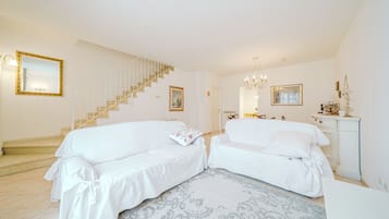Apartment | Wohnbereich | Flachbildfernseher
