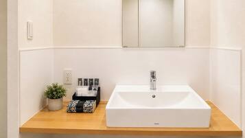 Twin Room, Non Smoking | Bathroom | Free toiletries, towels, shampoo, toilet paper
