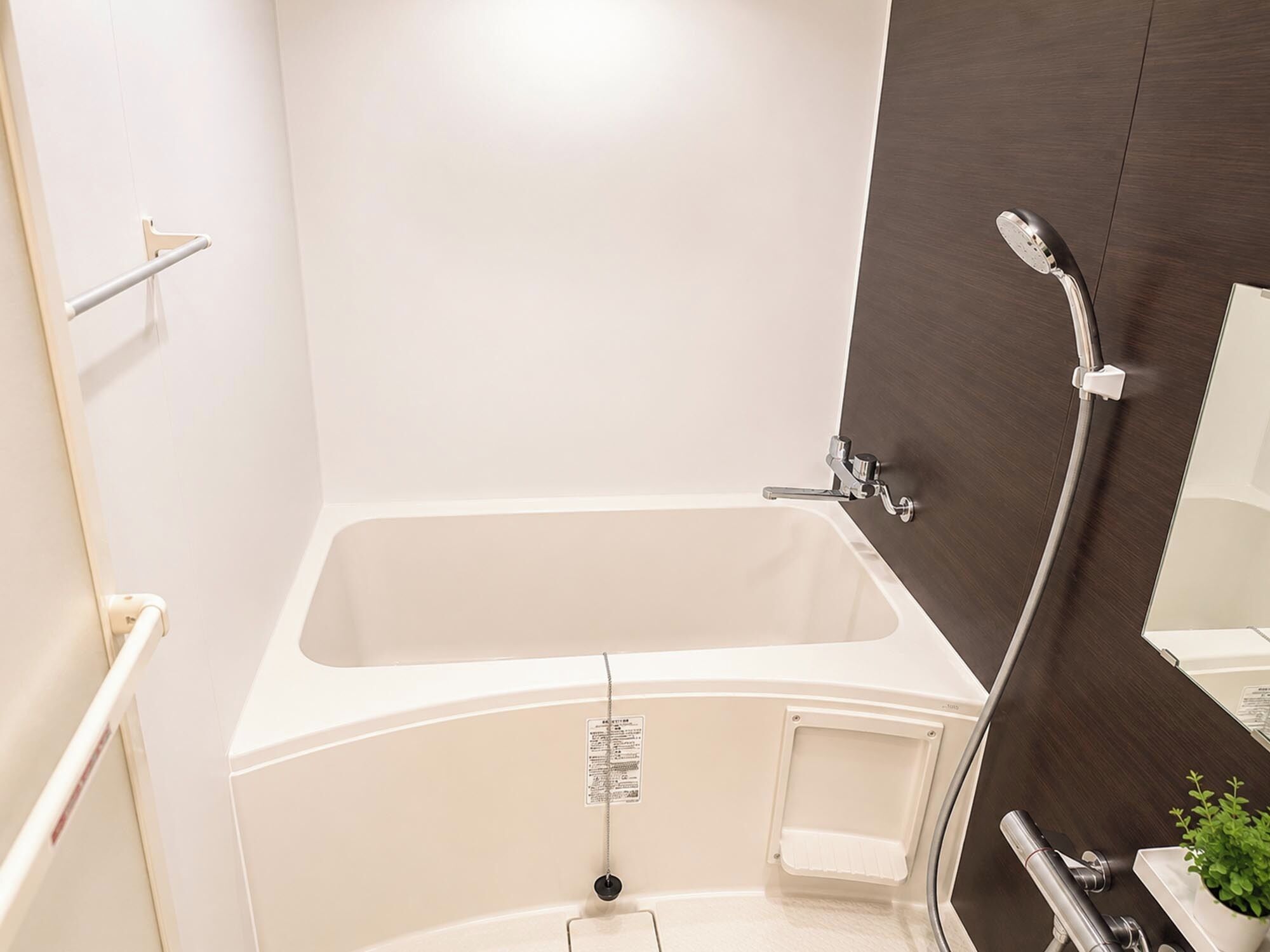 Twin Room, Non Smoking | Bathroom | Free toiletries, towels, shampoo, toilet paper