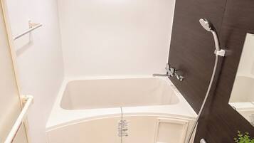 Twin Room, Non Smoking | Bathroom | Free toiletries, towels, shampoo, toilet paper