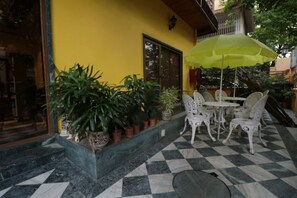 Outdoor dining - Eennra Oiitijhyya (Kolkata)
