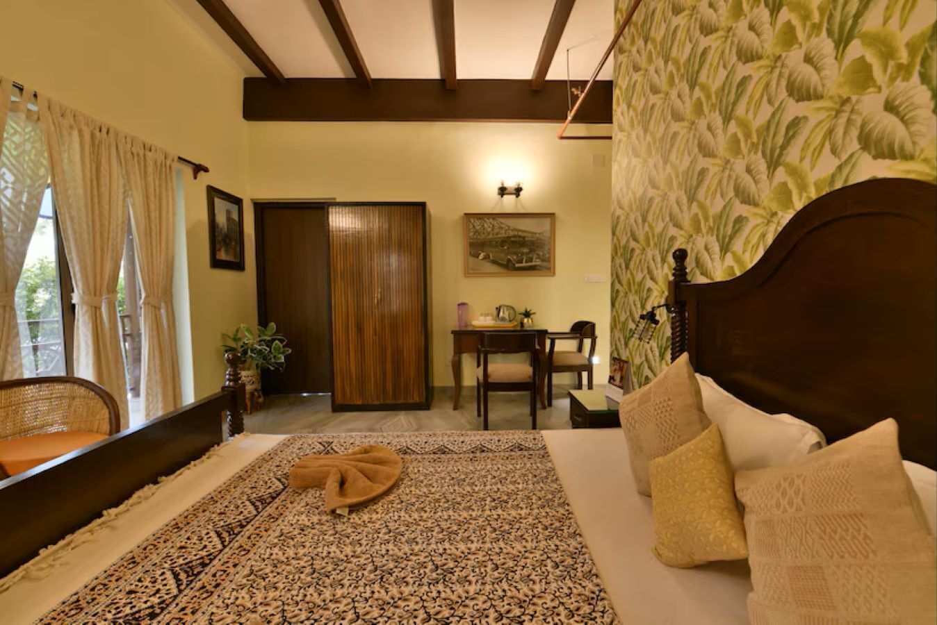 Un dormitorio con cama, escritorio y silla.