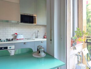 Fridge, oven, stovetop, dishwasher - Casa Paolo, vintage style with balcony, near metro (Milano)