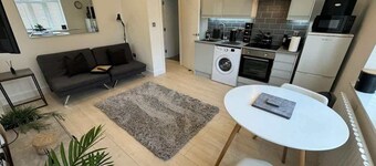 Hadleigh Hideout - Modern Apartment with Parking