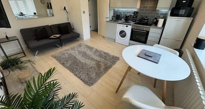 Hadleigh Hideout - Modern Apartment with Parking