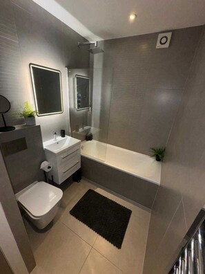Bathroom - Hadleigh Hideout - Modern Apartment with Parking (Hadleigh)