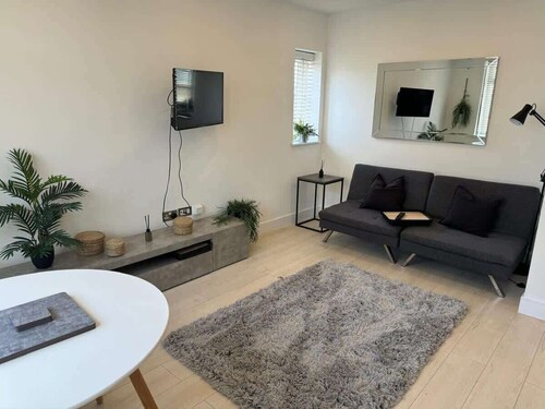 Hadleigh Hideout - Modern Apartment with Parking