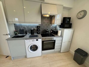 Private kitchen - Hadleigh Hideout - Modern Apartment with Parking (Hadleigh)