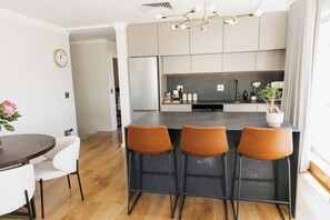 Dining - Modern 1-bedroom, Rooftop apartment in Cape Town CBD with a wrap around balcony (Cape Town)