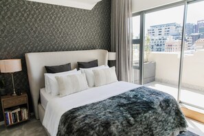 Room - Modern 1-bedroom, Rooftop apartment in Cape Town CBD with a wrap around balcony (Cape Town)