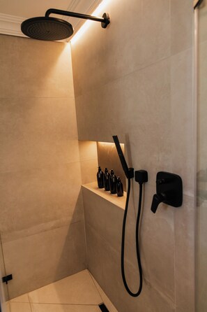 Shower, hair dryer, bidet, towels - Modern 1-bedroom, Rooftop apartment in Cape Town CBD with a wrap around balcony (Cape Town)