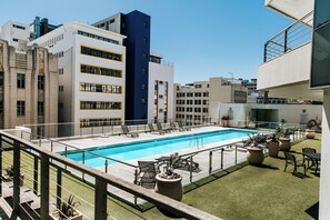 Pool - Modern 1-bedroom, Rooftop apartment in Cape Town CBD with a wrap around balcony (Cape Town)