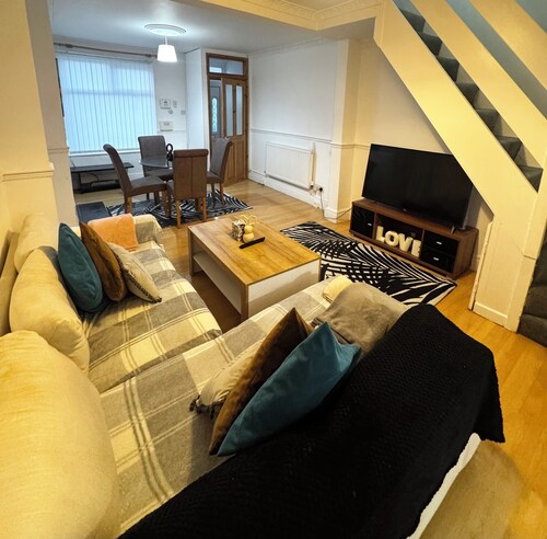 Cosy 2 bed house, WIFI, FREE PARKING, 2 SMART TVs,