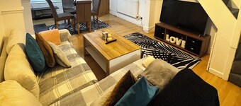 Cosy 2 bed house, WIFI, FREE PARKING, 2 SMART TVs,