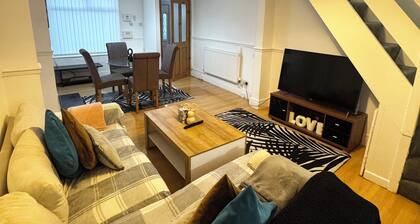 Cosy 2 bed house, WIFI, FREE PARKING, 2 SMART TVs,