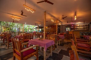 Habitación triple Deluxe | Restaurantes